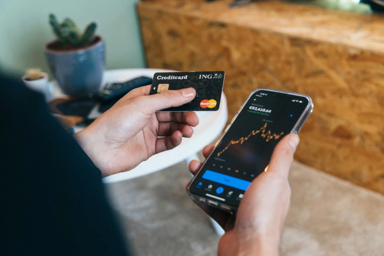 Cliente paga una compra online con tarjeta de crédito desde su celular