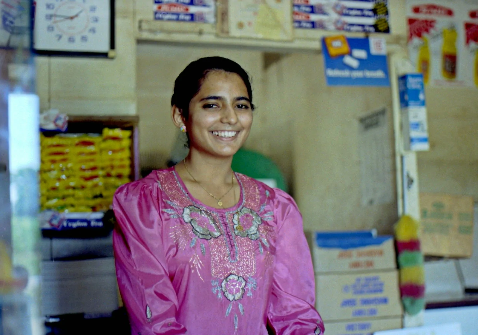 Dueña de un negocio sonriente en su local