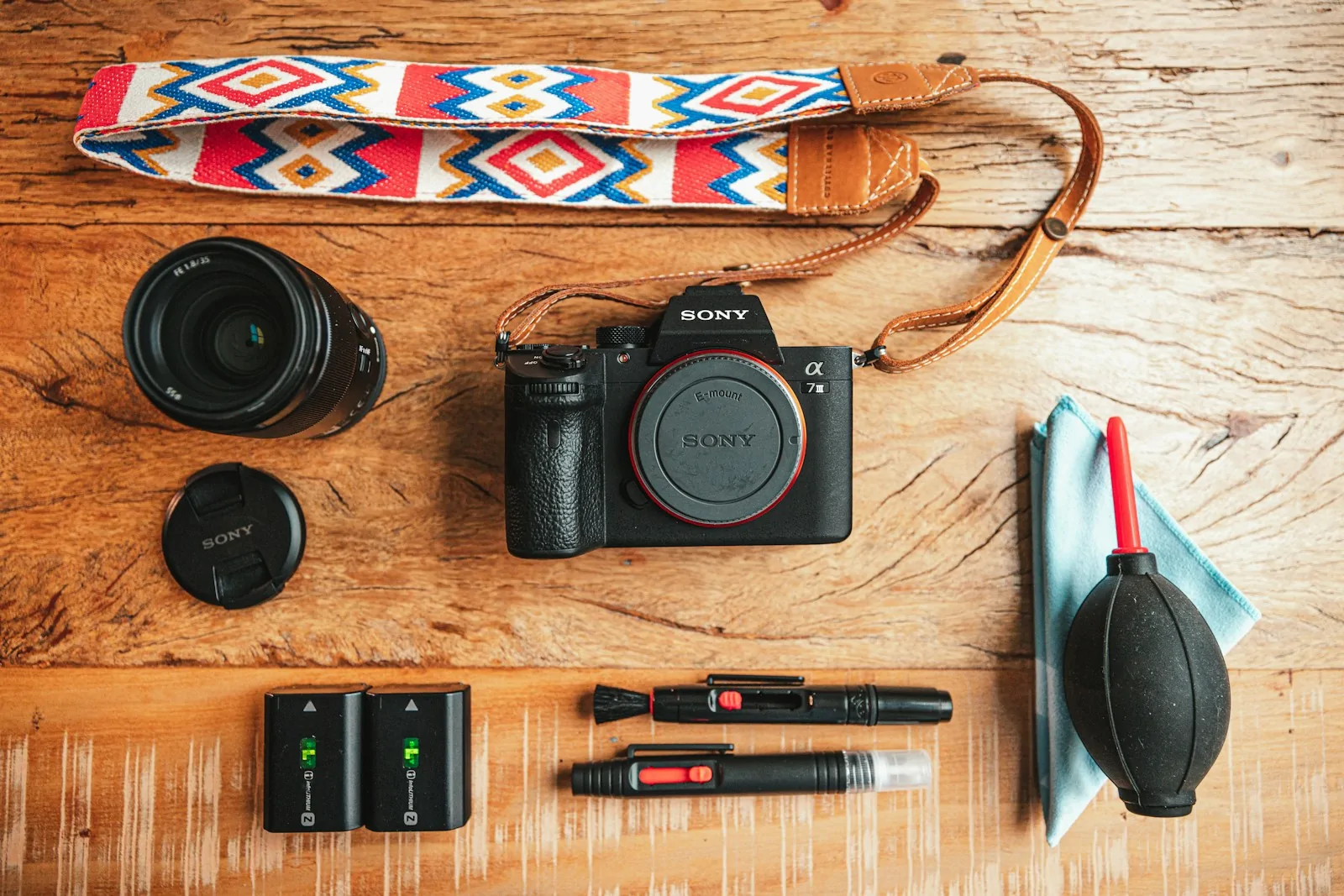 Cámara de fotos sobre una mesa, lista para fotografiar productos