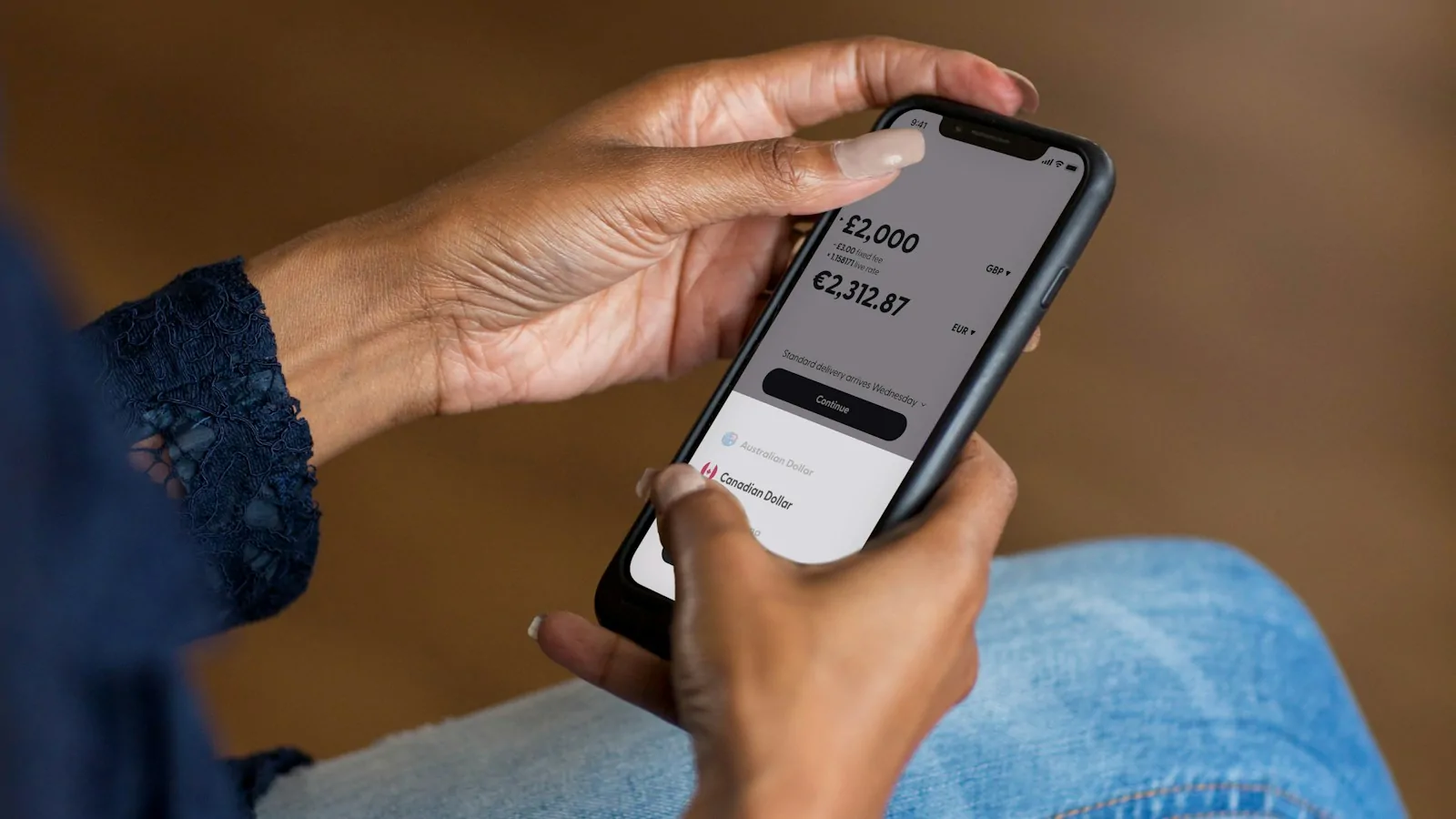 Mujer revisa un pago en la app de su banco desde el celular