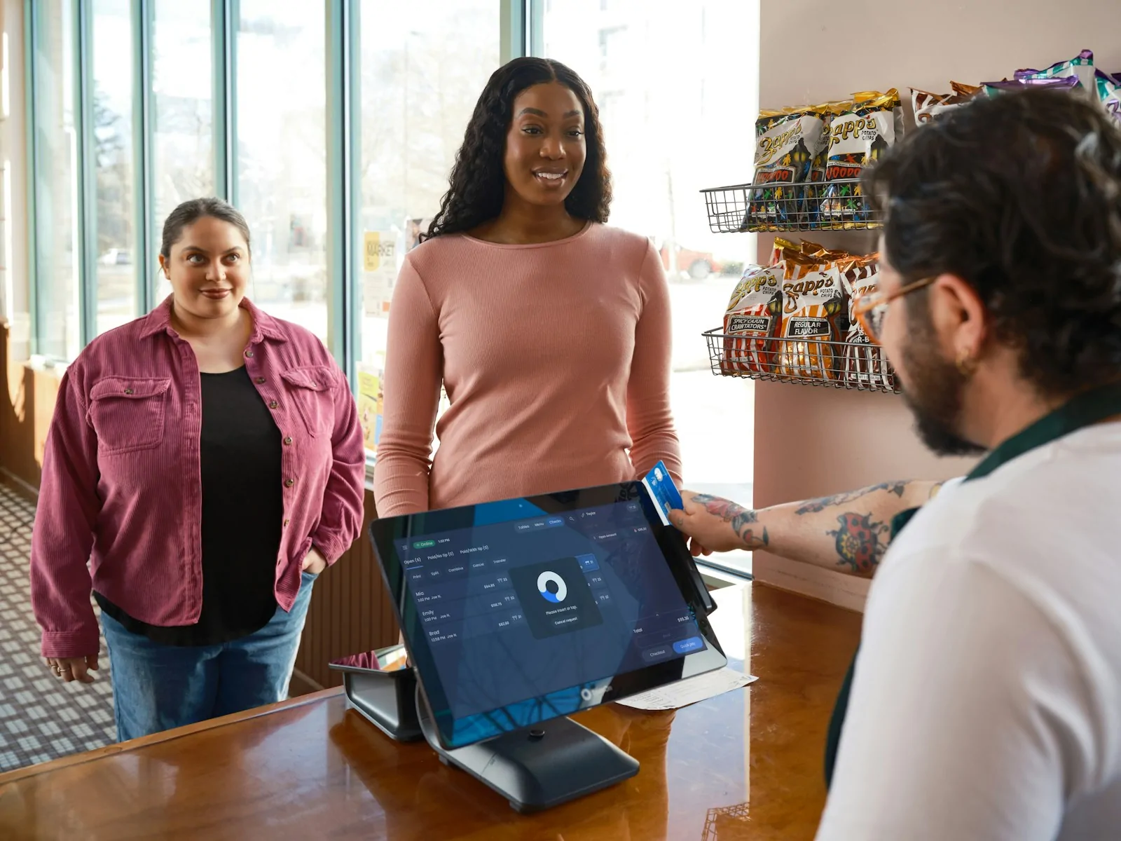 Cliente paga su compra en el punto de venta de una tienda