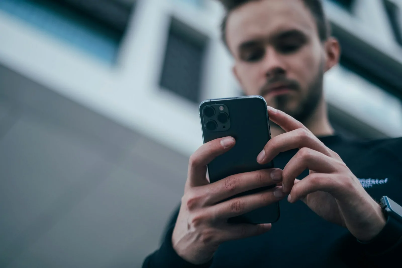 Hombre navega una página web desde su celular
