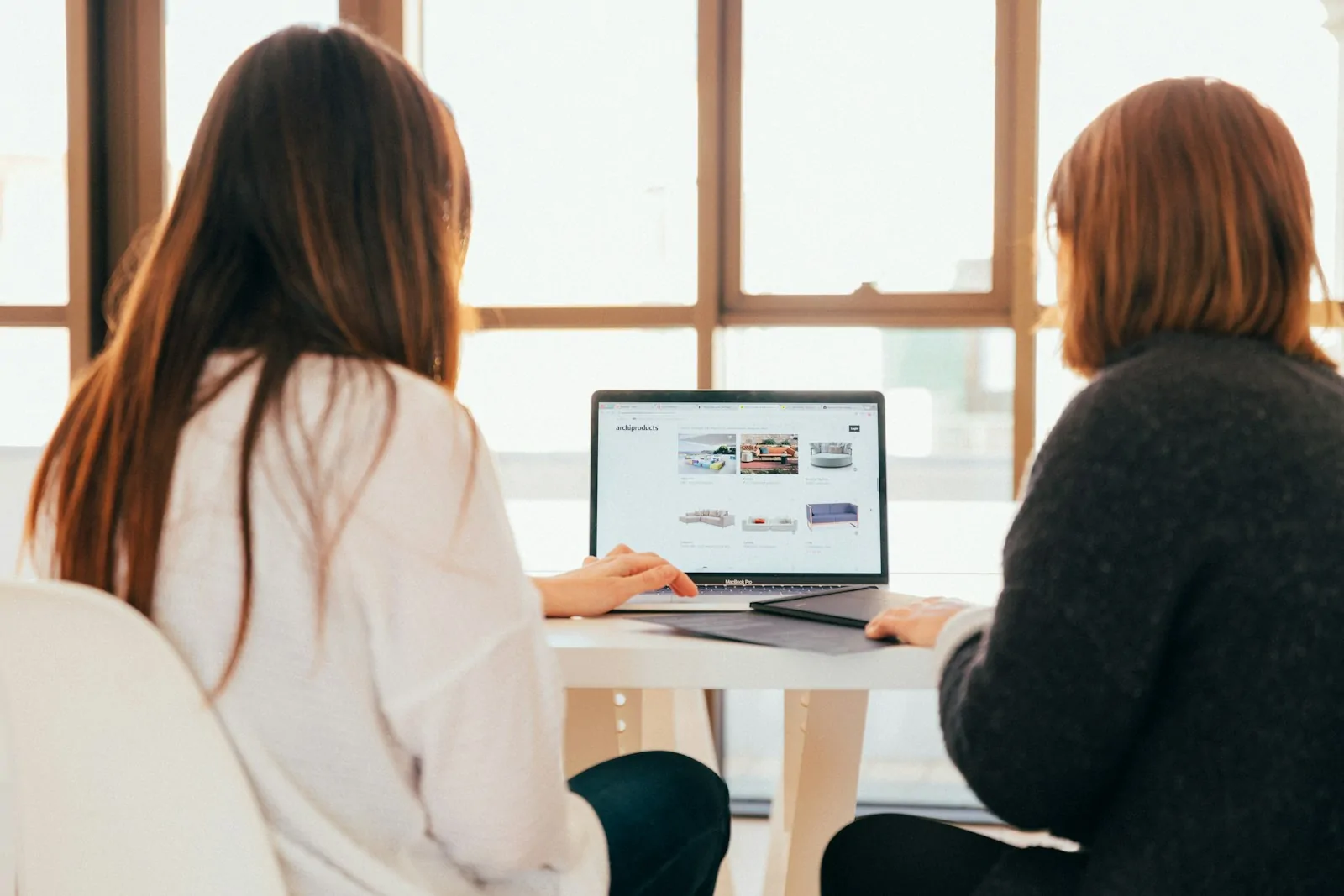 Clienta revisando su página web con una de las mejores agencias de diseño web