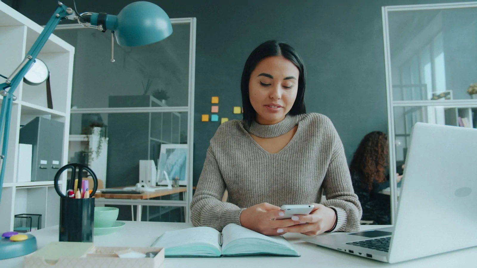 Mujer revisa en su celular un pago con Zelle antes de confirmar el pedido de su tienda online