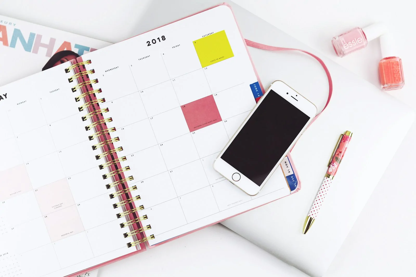 Agenda abierta junto a un celular para organizar citas